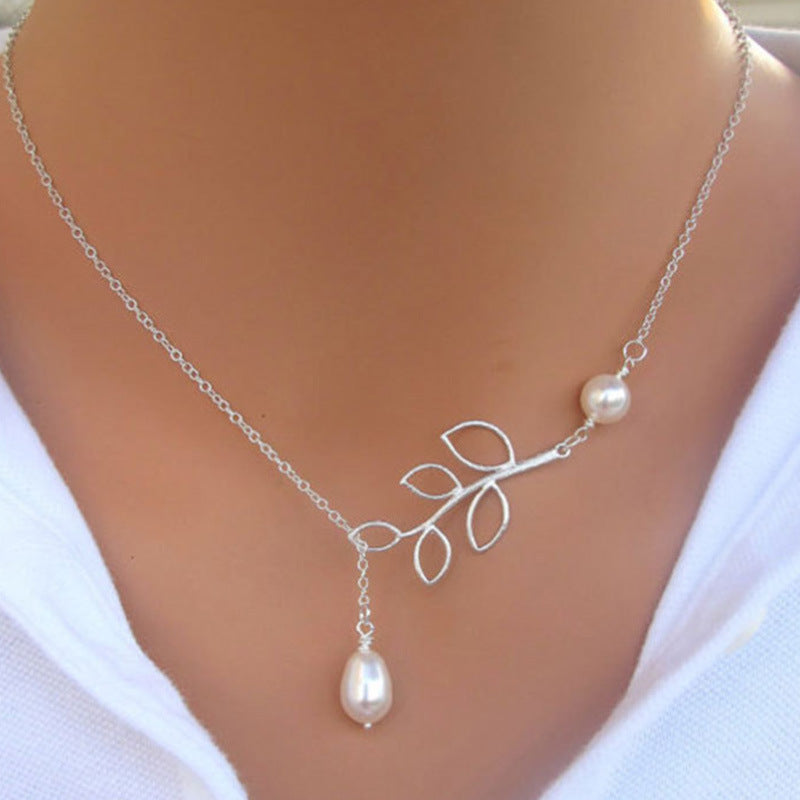 Elegant European Style Pearl Leaf Pendant Necklace for Women, Fashion Accessory